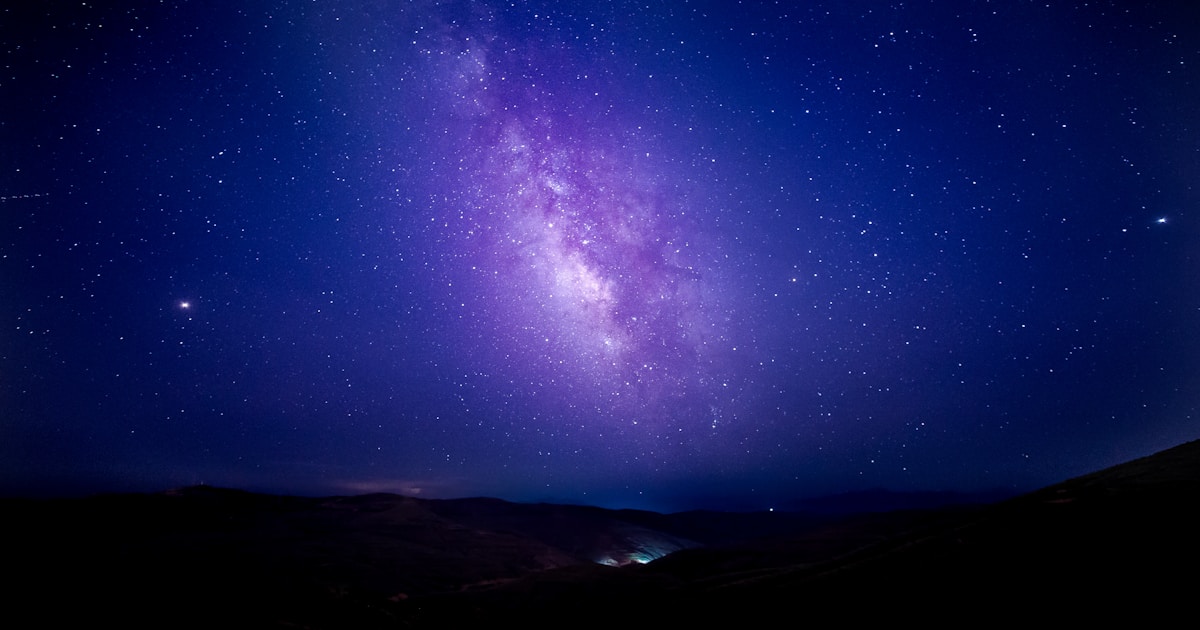 Символы знаков зодиака на фоне звёздного неба