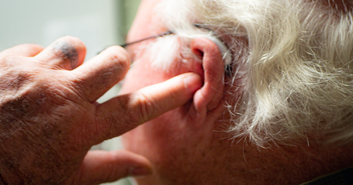 Иллюстрация: связь между загрязнением воздуха и здоровьем мозга, пожилой человек на фоне города