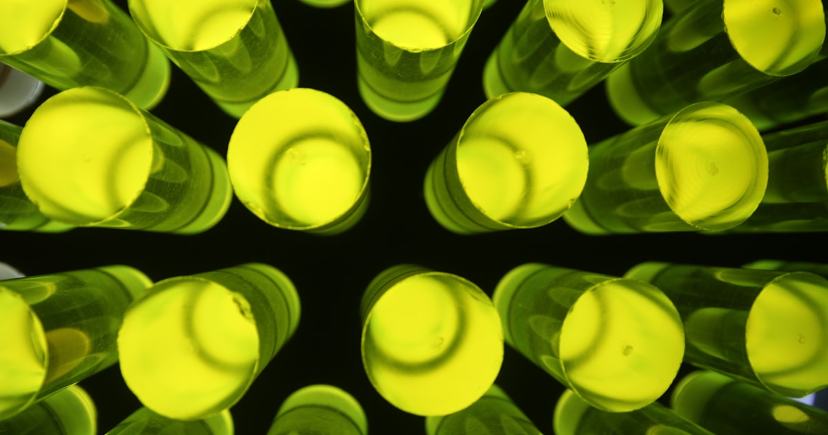 График снижения потребления алкоголя в США на фоне символов здоровья