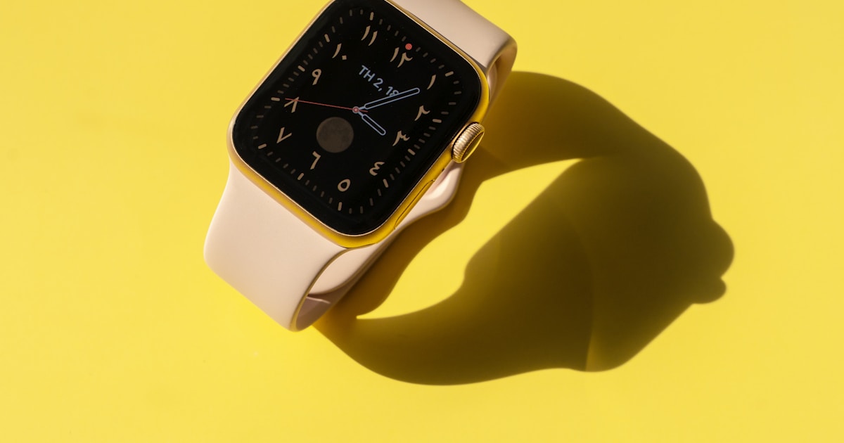 Apple Watch Series 11 на запястье, показывающий уведомления и данные о здоровье