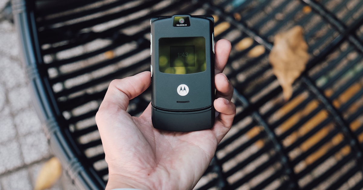 Смарт-часы Motorola Moto Watch на руке, демонстрация экрана с фитнес-метриками