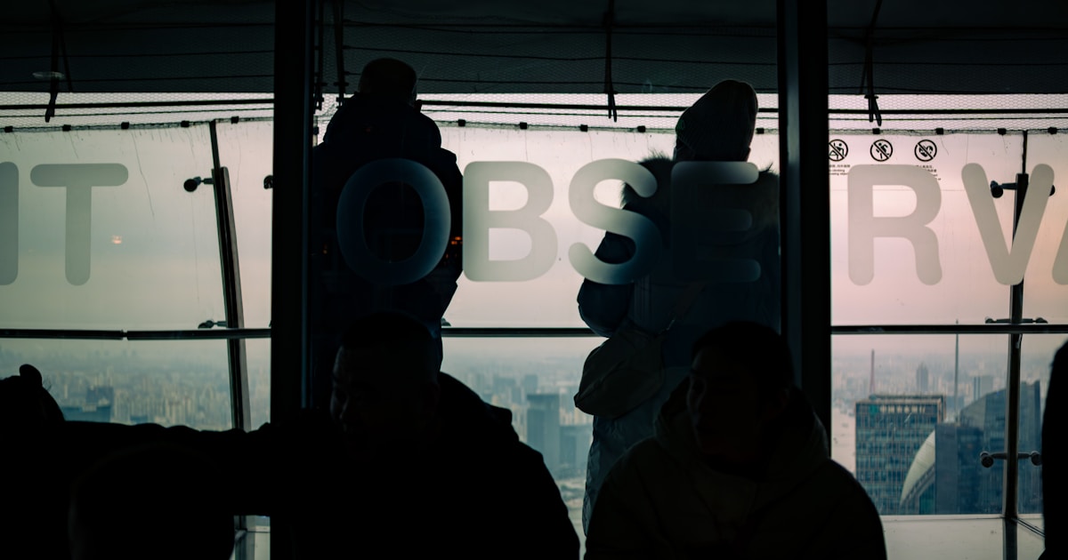 Кадр из сериала «Индустрия»: персонажи в офисе обсуждают финансовые сделки