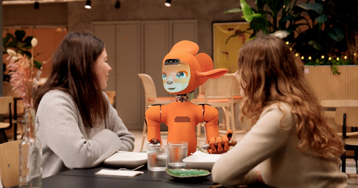 Рекламный ролик с роботами на фоне стадиона Супербоула