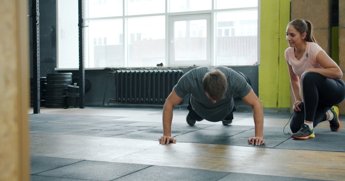 Девушка демонстрирует правильную технику выполнения выпада вперед с напряженным прессом и коленом под углом 90 градусов