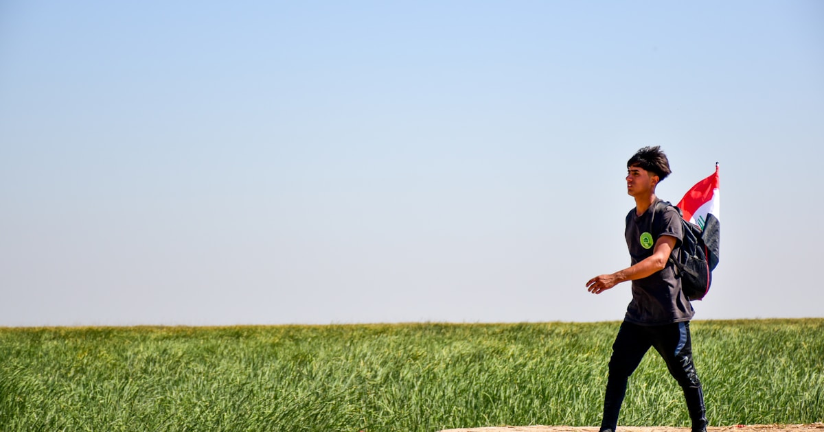 Женщина совершает утреннюю пробежку на природе, занимаясь кардио-тренировкой для здоровья сердца