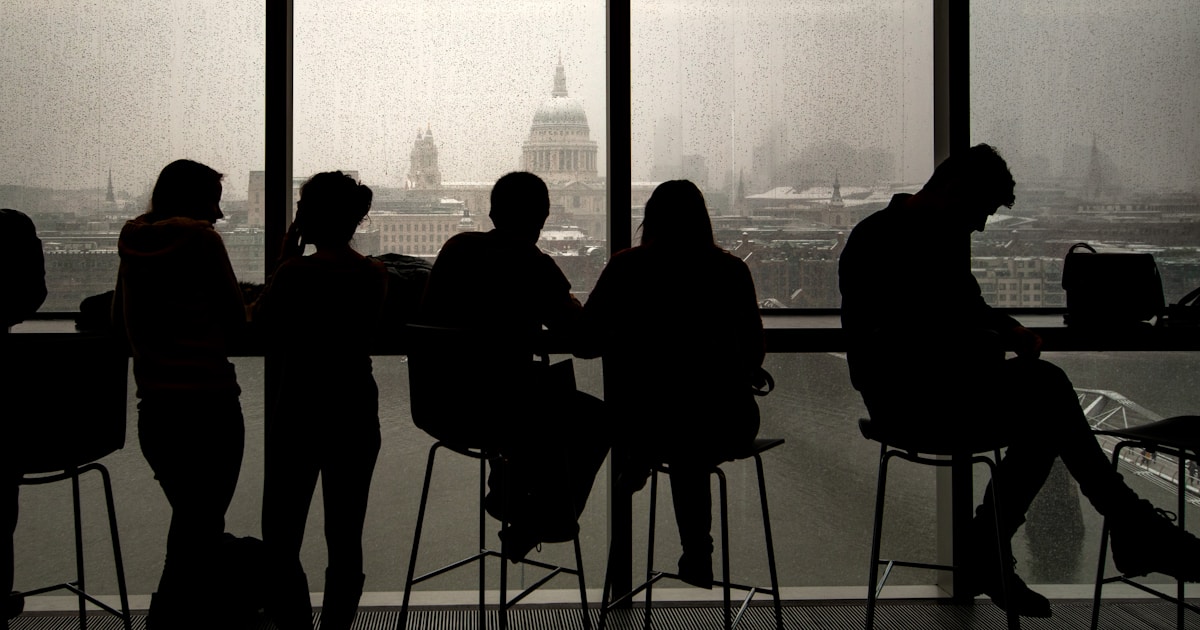 Предприниматель обсуждает финансовые вопросы с советником за столом переговоров