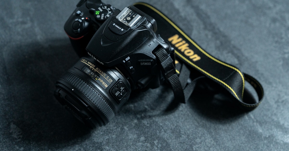 Экшн-камера Insta360 Ace Pro 2 с установленной рукояткой Xplorer Grip Pro в руках фотографа