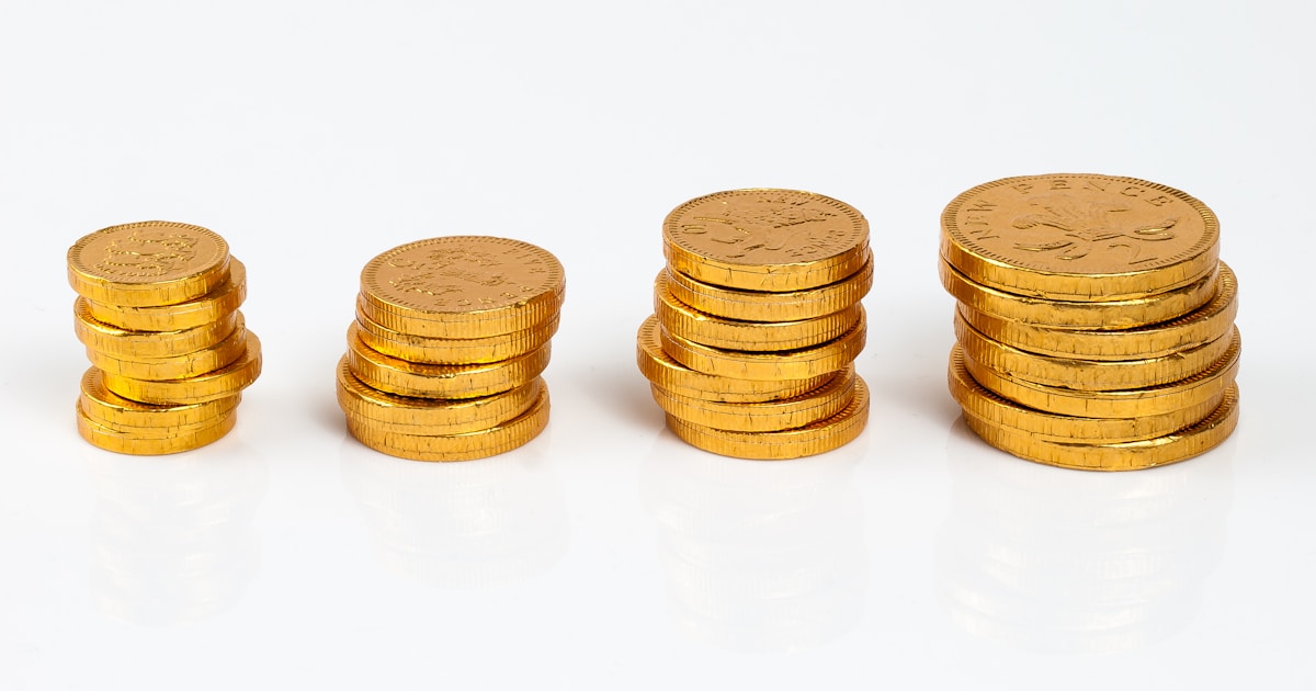 Человек планирует бюджет на ноутбуке с графиками и финансовыми отчётами