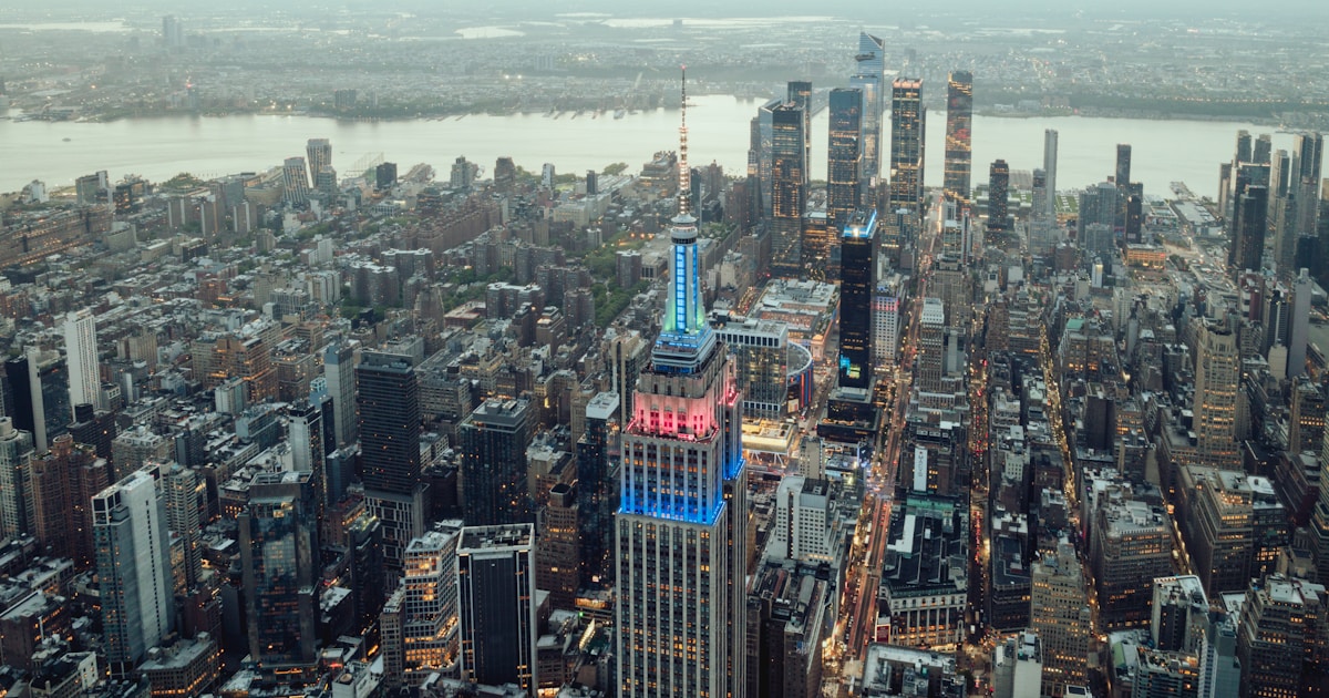 Крупный дата-центр с рядами серверных стоек на фоне карты Нью-Йорка