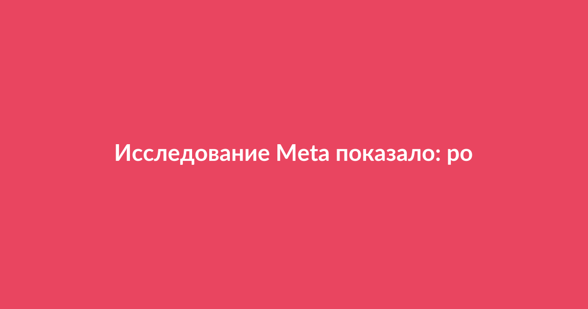 Подросток смотрит в смартфон, родитель на заднем плане