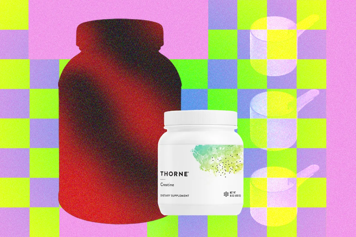 Баночка с порошком креатина и мерная ложка на столе рядом со стаканом воды