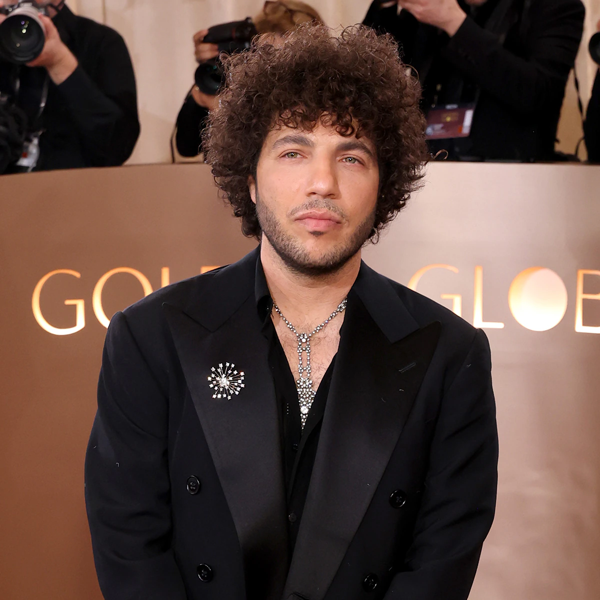 Ведущие беседуют в студии подкаста, один из них сидит на диване