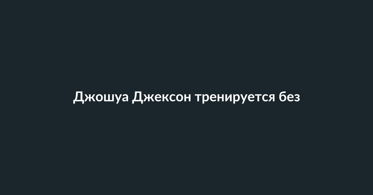Актер тренируется в боксерском зале, выполняя упражнения на силу и выносливость