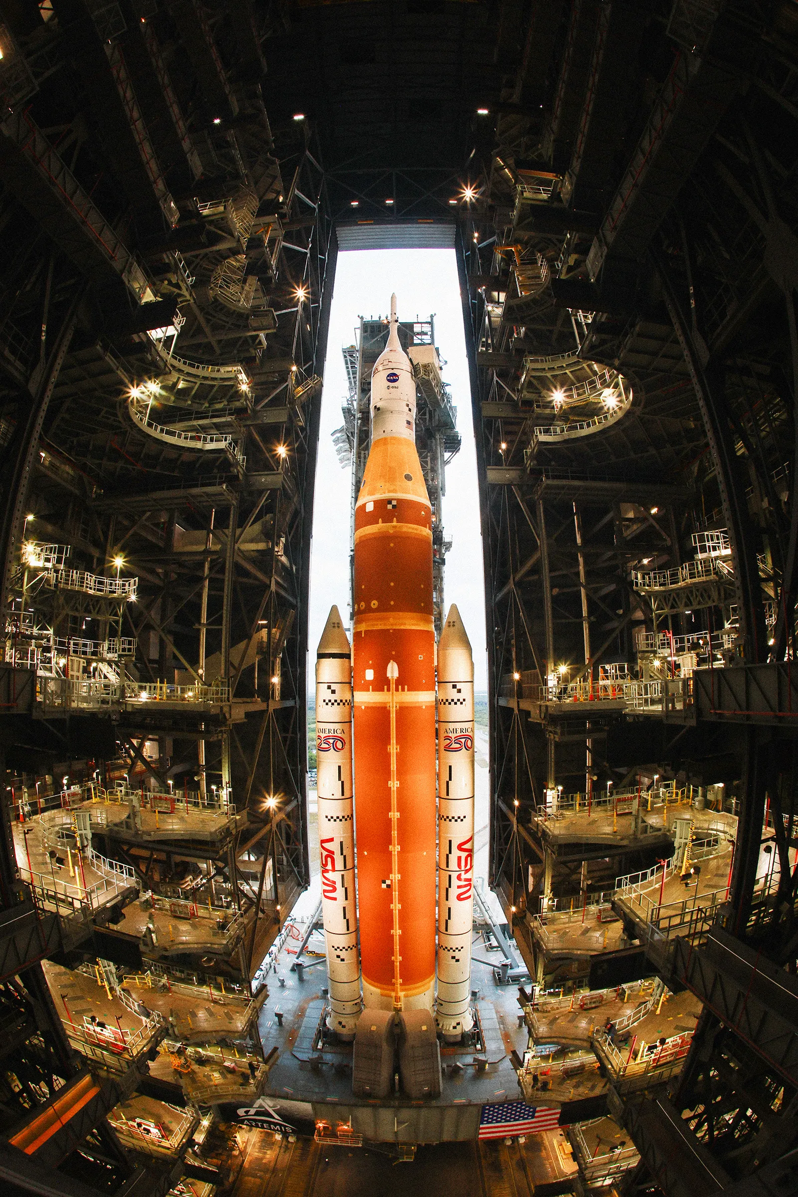 Ракета-носитель на стартовой площадке в рамках лунной программы