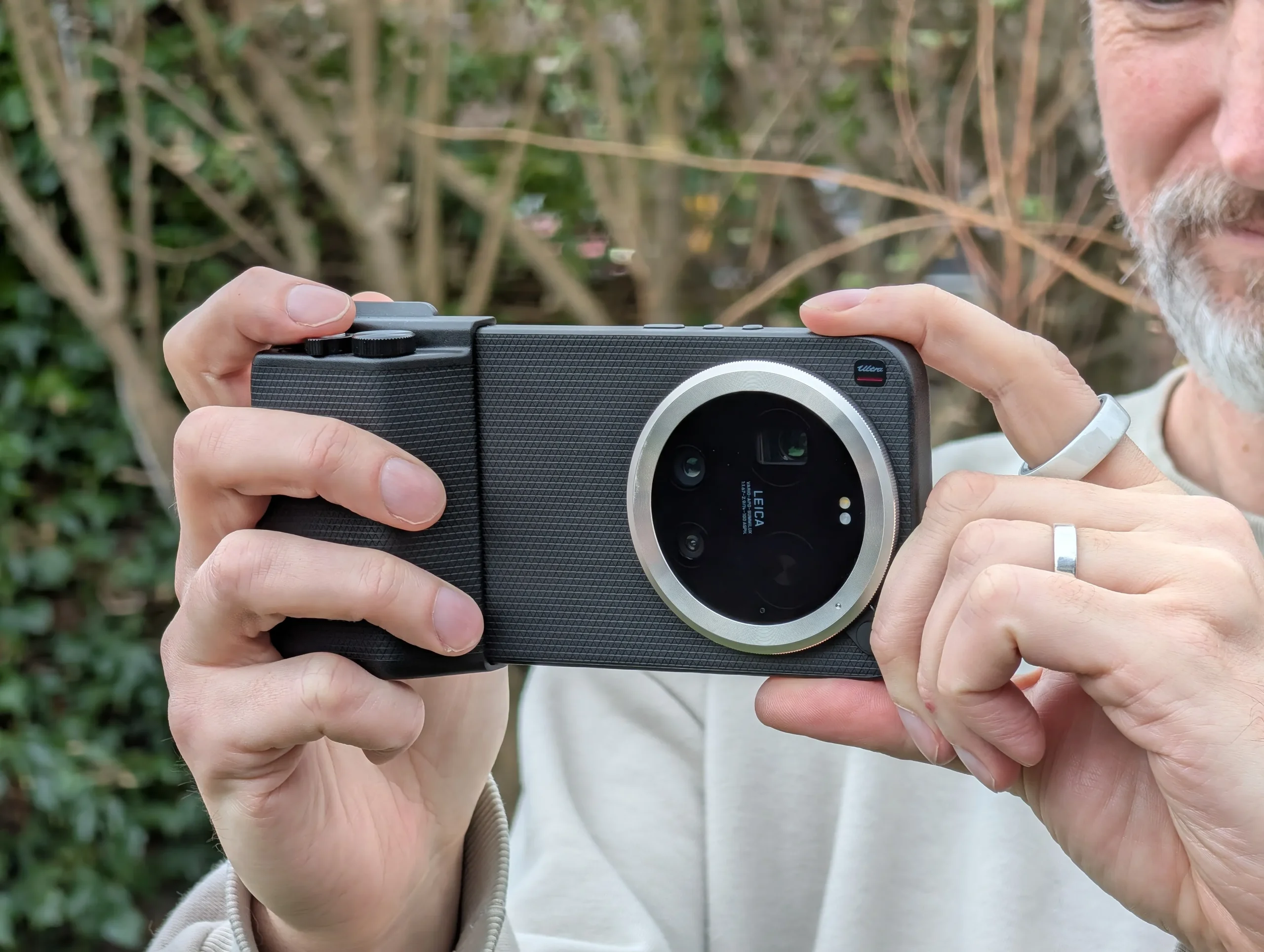 Смартфон Xiaomi 17 Ultra на тёмном фоне, демонстрирующий дизайн и модуль камеры