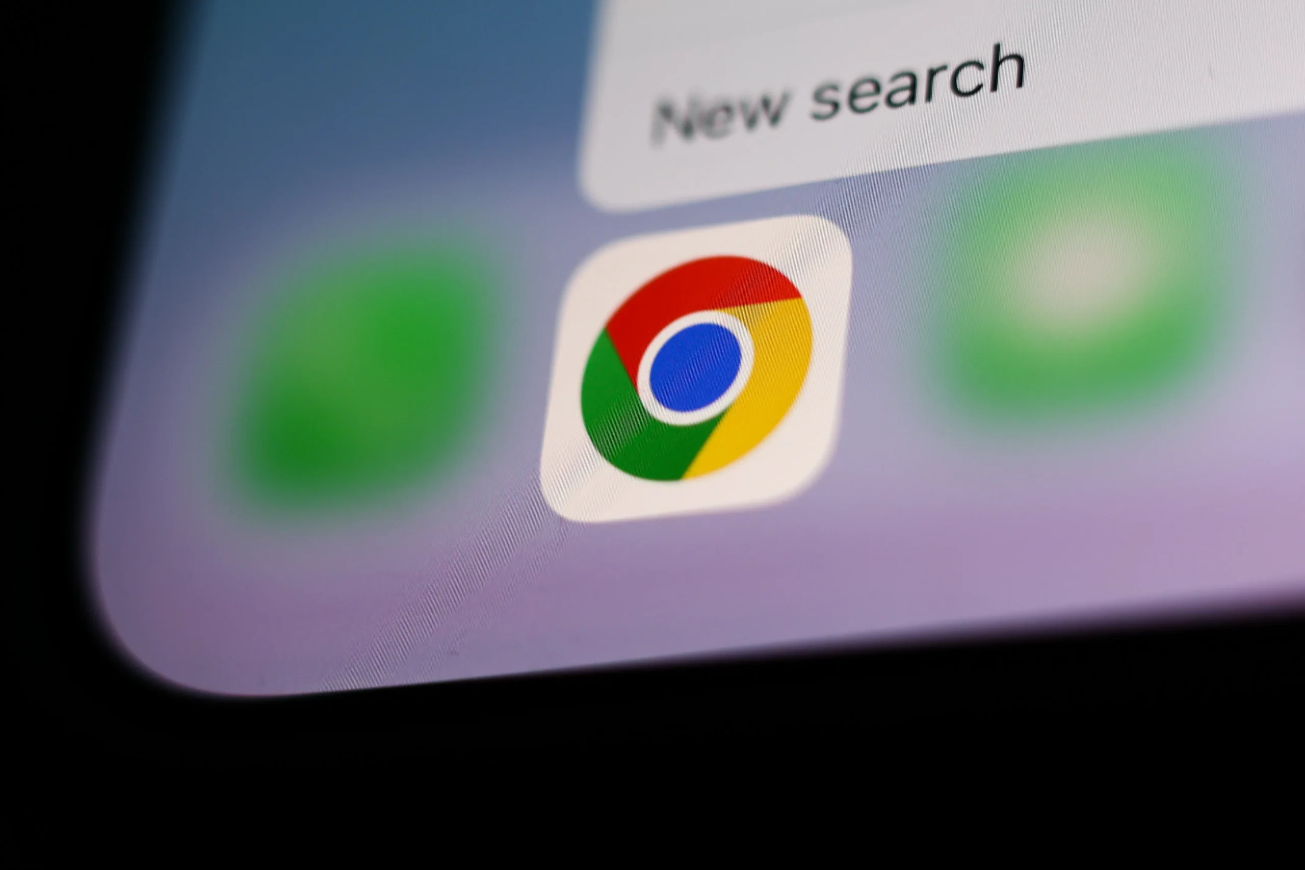 Крупный план интерфейса браузера Google Chrome на экране компьютера, показывающий панель инструментов с иконками расширений и настроек.