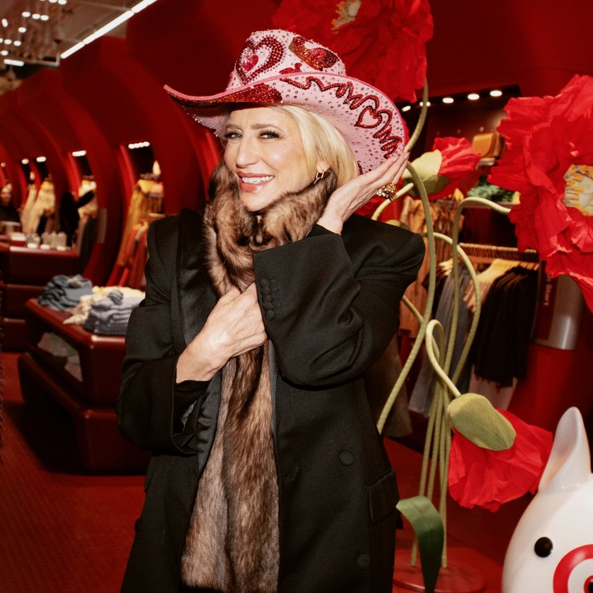 Косметические продукты и предметы декора для дома, разложенные на столе