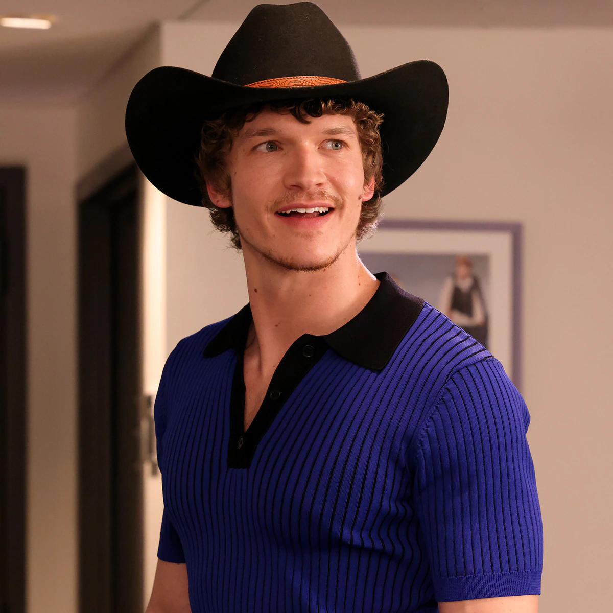 Актер и хоккеисты на сцене во время телевизионного шоу