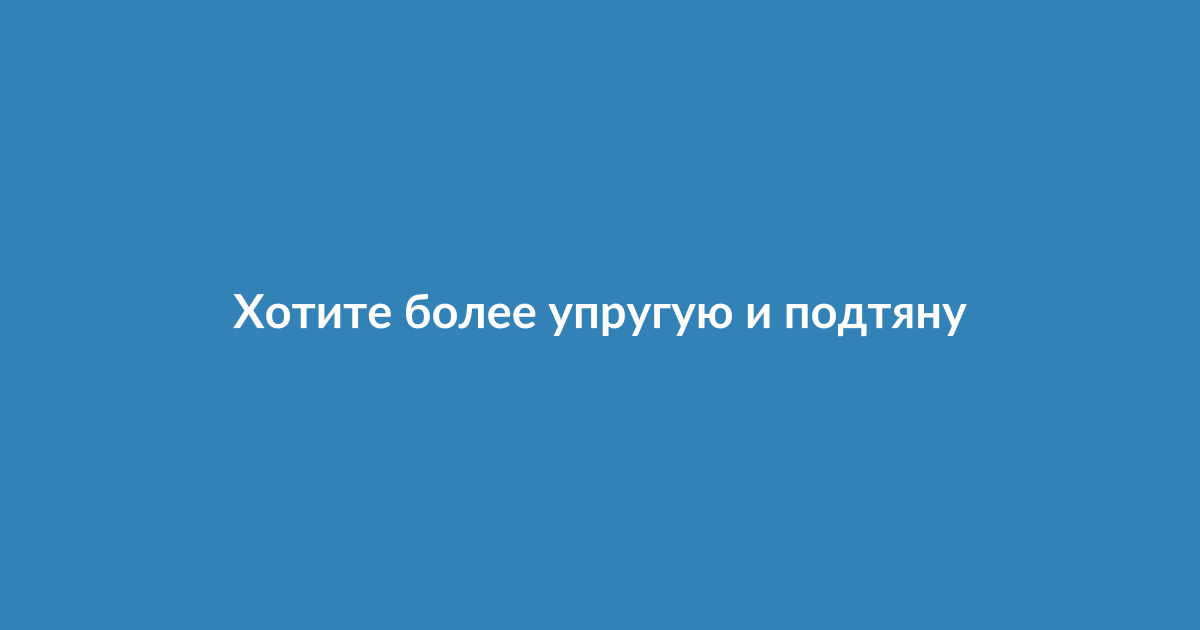 Женщина наносит крем на лицо вечером перед сном в спокойной обстановке