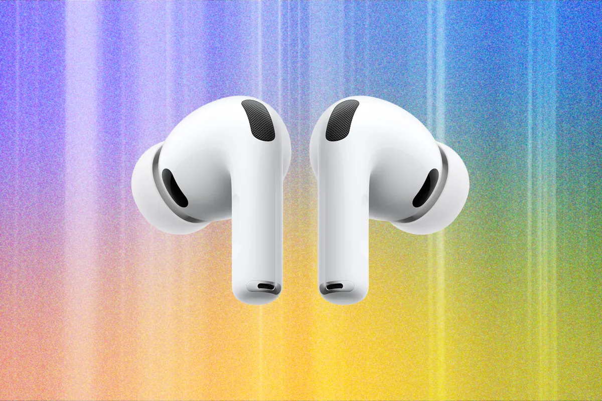 Современные беспроводные наушники на белом фоне