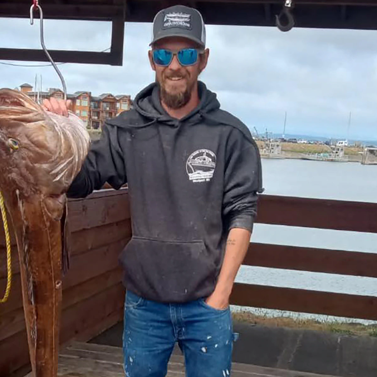 Рыболовное судно в море, символизирующее работу экипажа