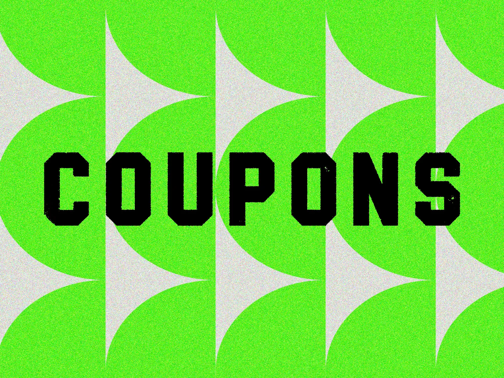 Снаряжение для активного отдыха на природе: рюкзак, палатка и ботинки на фоне леса