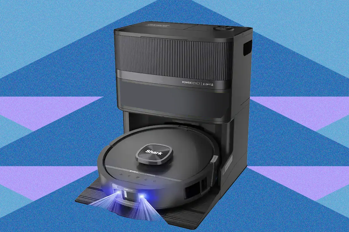Робот-пылесос Shark UV Reveal моет пол на кухне, подсвечивая поверхность синим УФ-светом для обнаружения пятен.