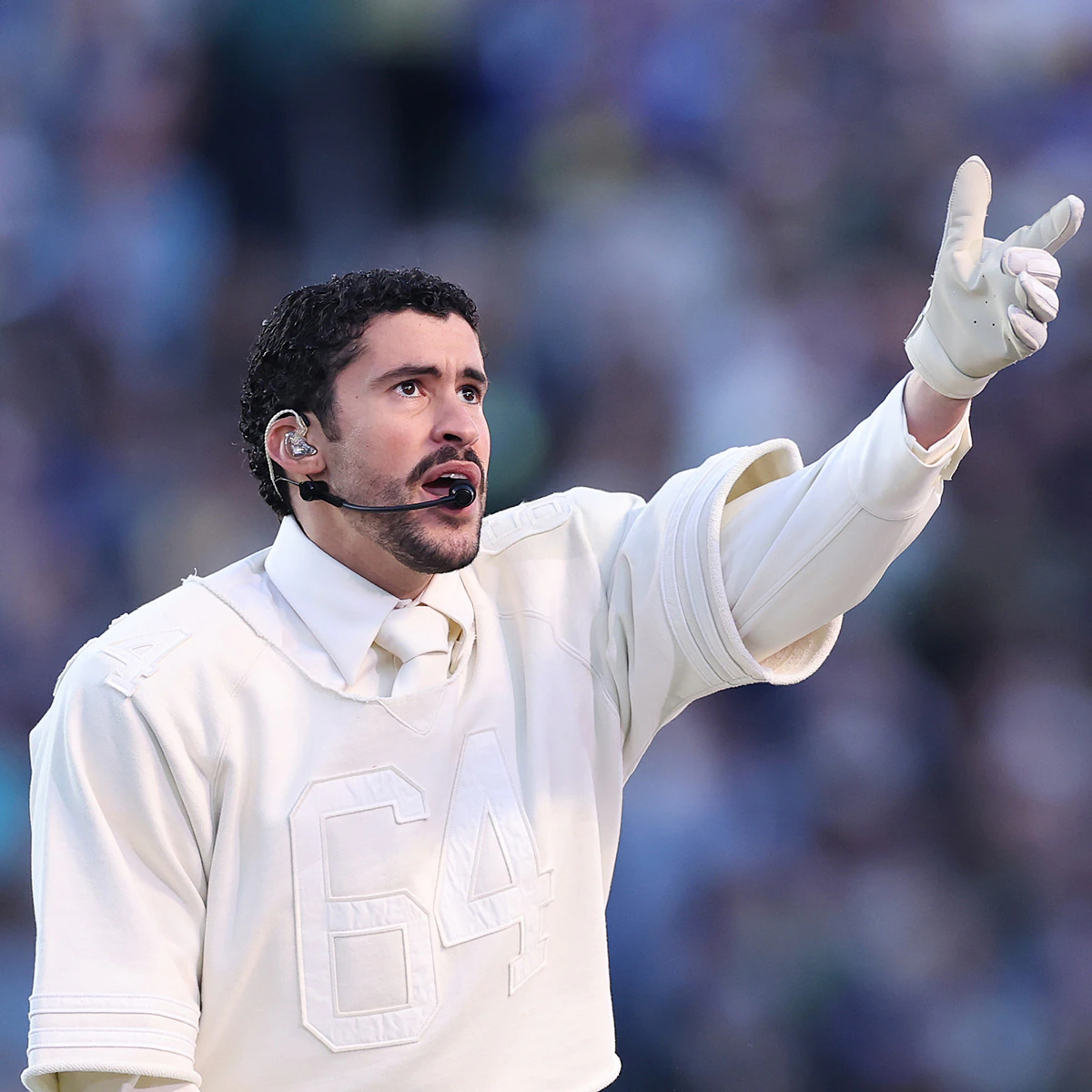 Артист выступает на большой сцене перед многотысячной аудиторией во время масштабного шоу