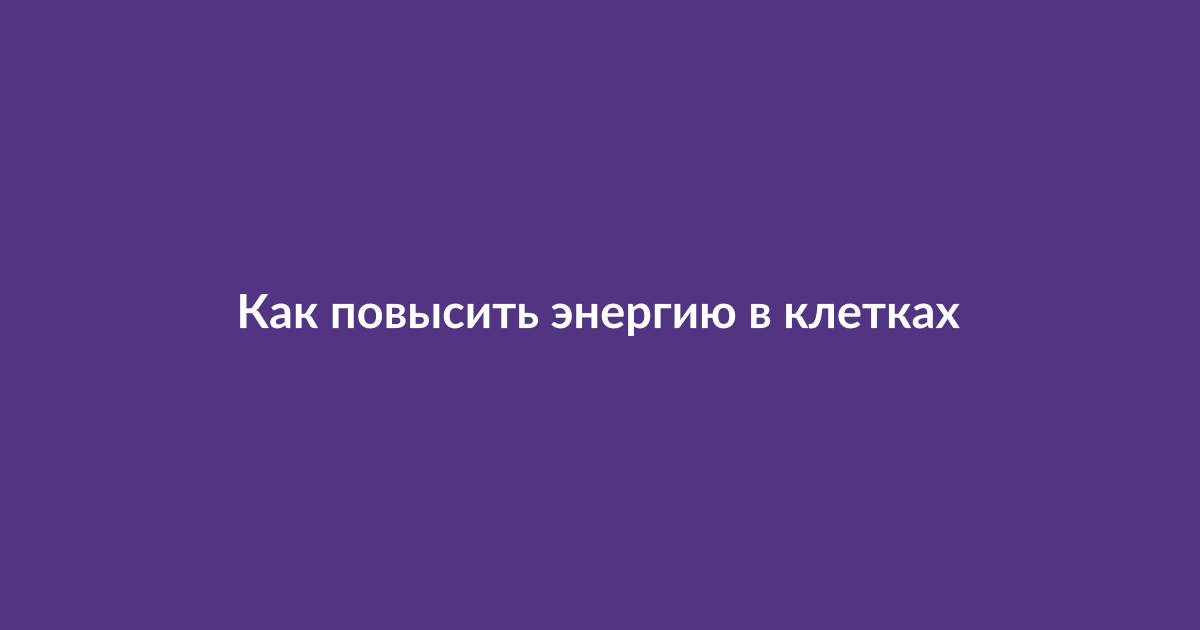 Женщина наносит крем на лицо, уход за кожей в домашних условиях