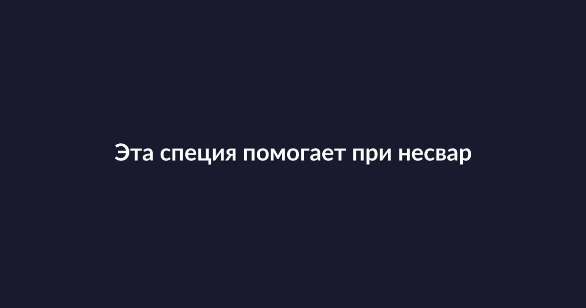 Порошок куркумы и свежий корень на деревянной поверхности
