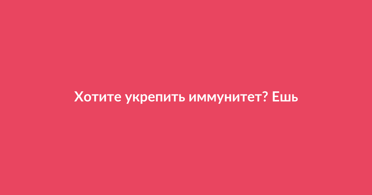 Чаша с ферментированным кимчи на столе, крупный план
