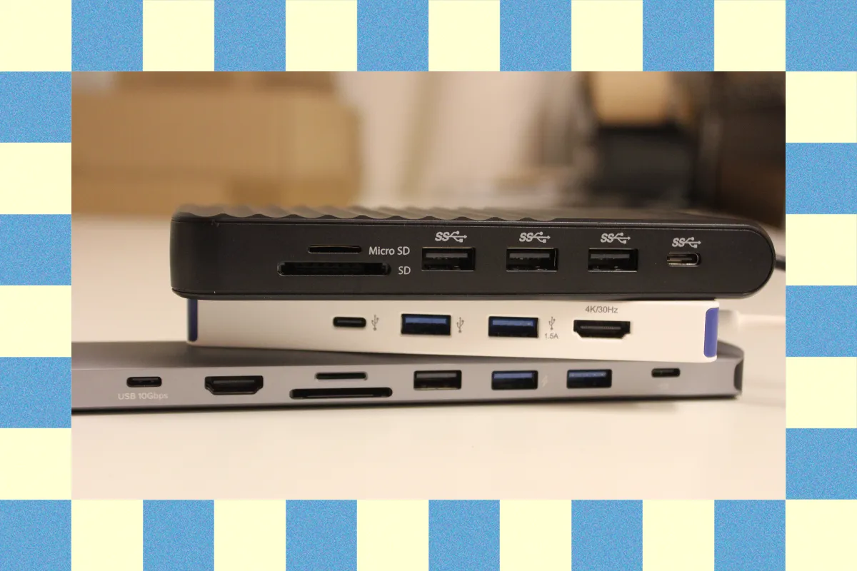 USB-хаб, подключенный к ноутбуку на рабочем столе