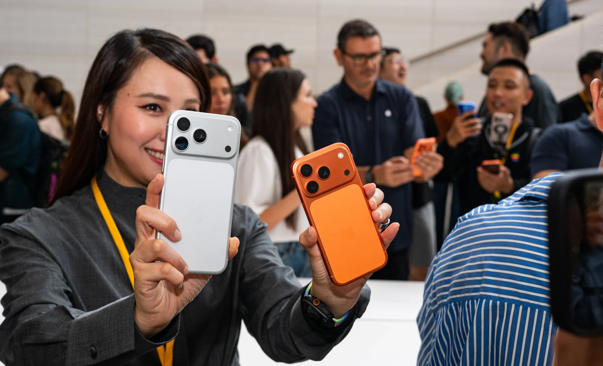 Линейка смартфонов iPhone 17 разных цветов на белом фоне