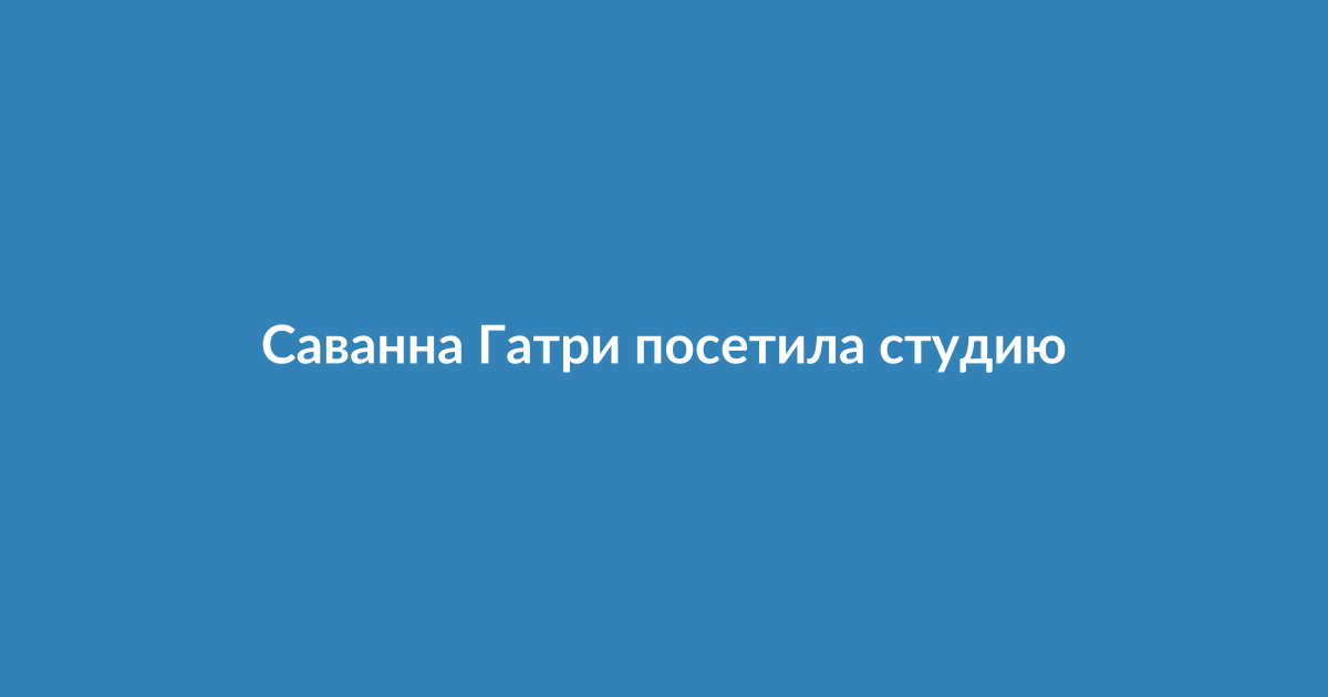 Телеведущая в студии новостей