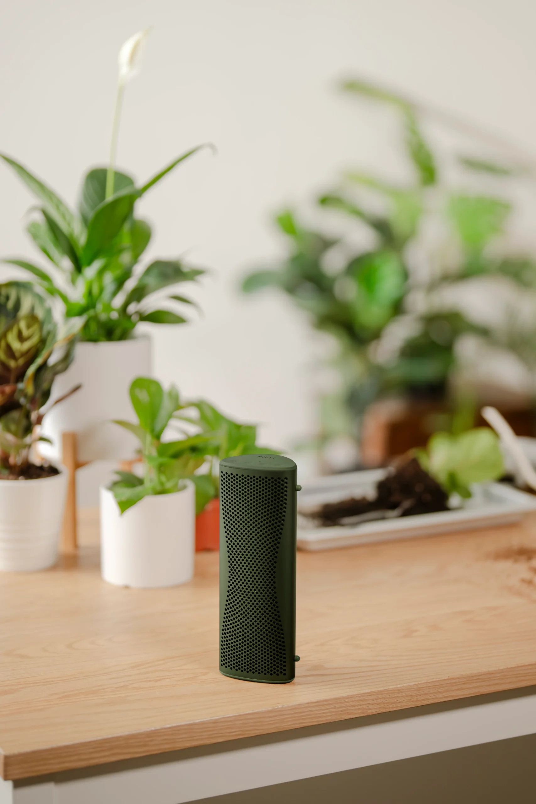 Портативная Bluetooth-колонка KEF Muo с алюминиевым корпусом на столе