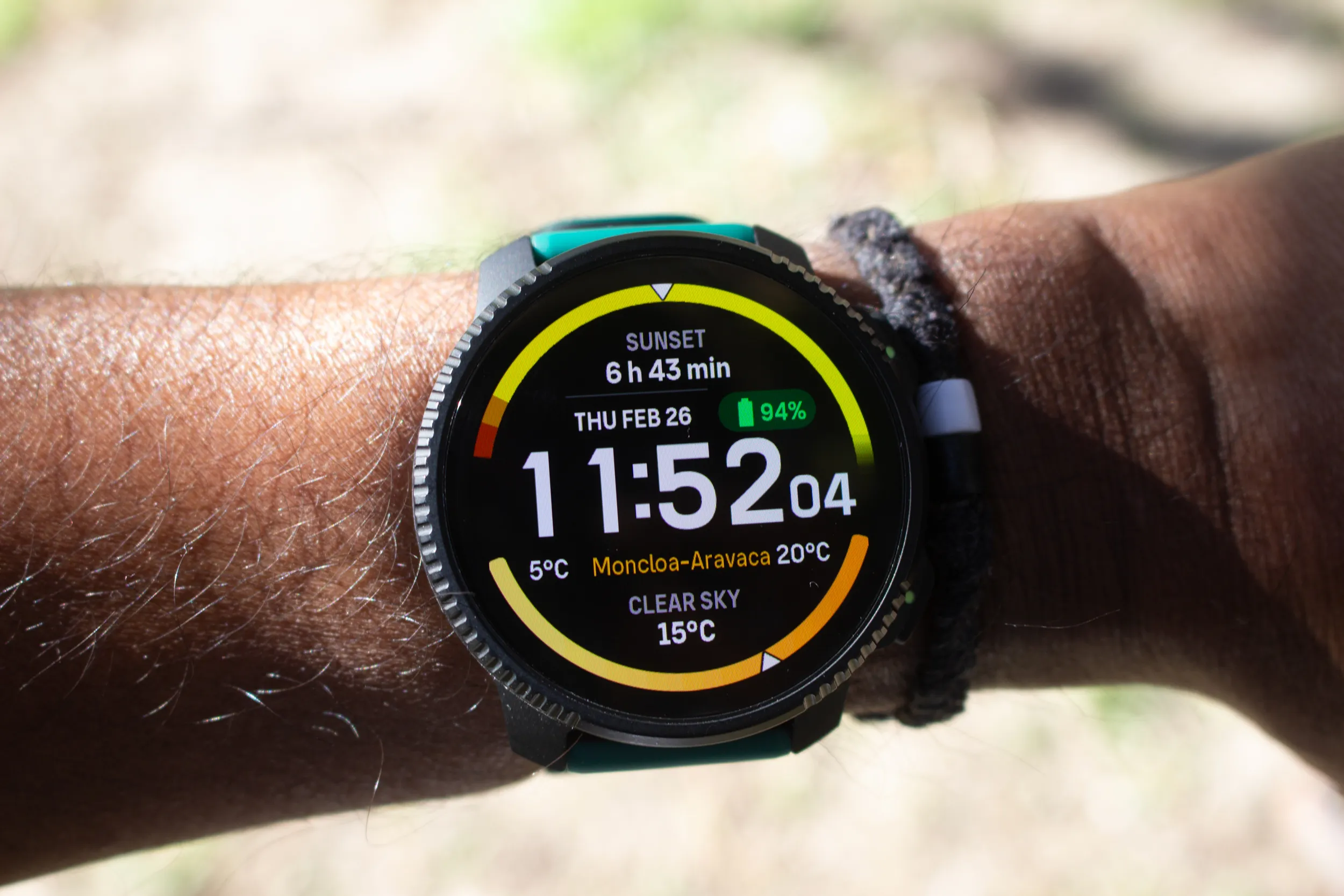 Suunto Vertical 2 на запястье с ярким AMOLED-дисплеем, показывающим карту