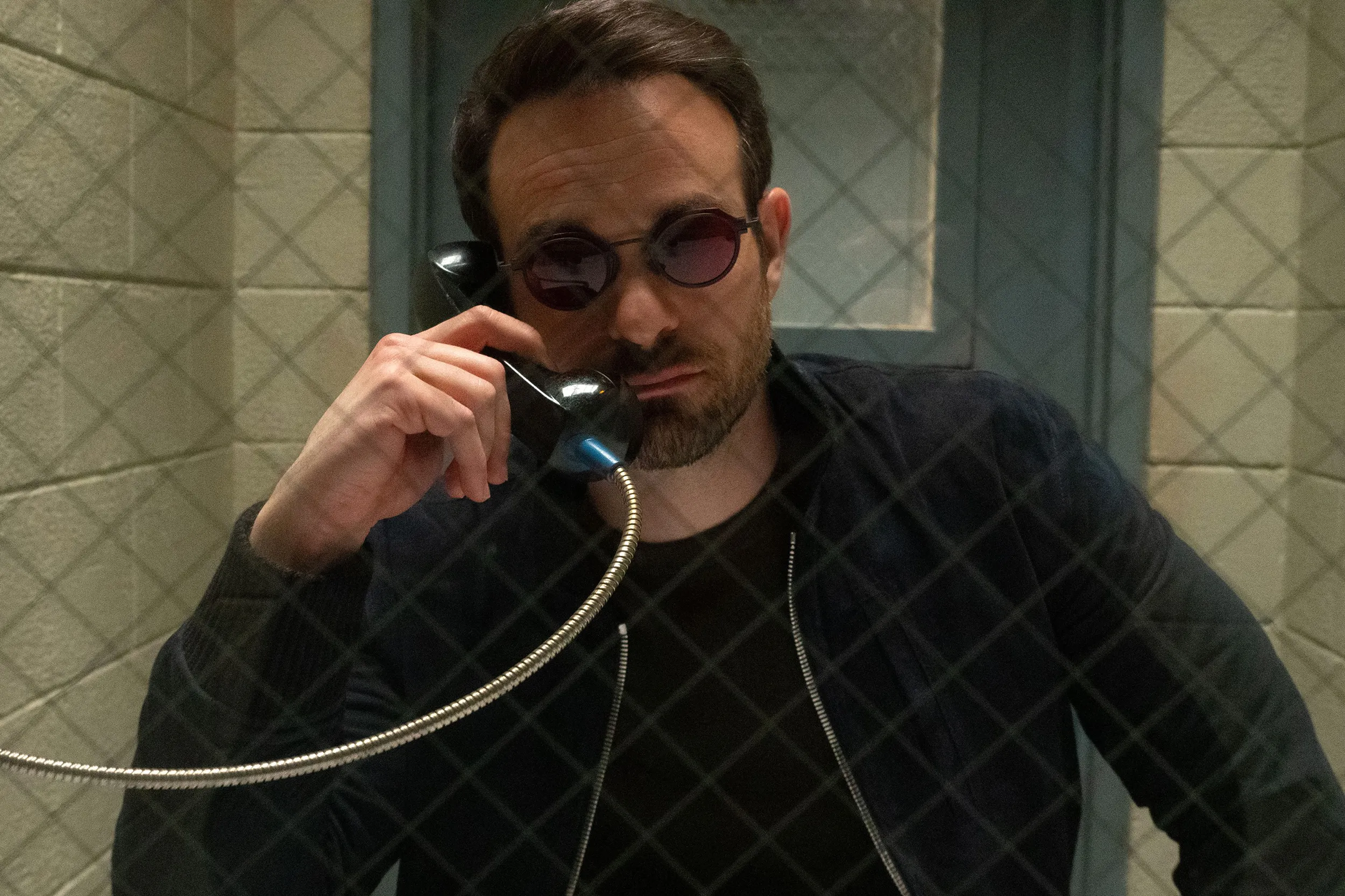 Коллаж из кадров популярных сериалов апреля 2026 года