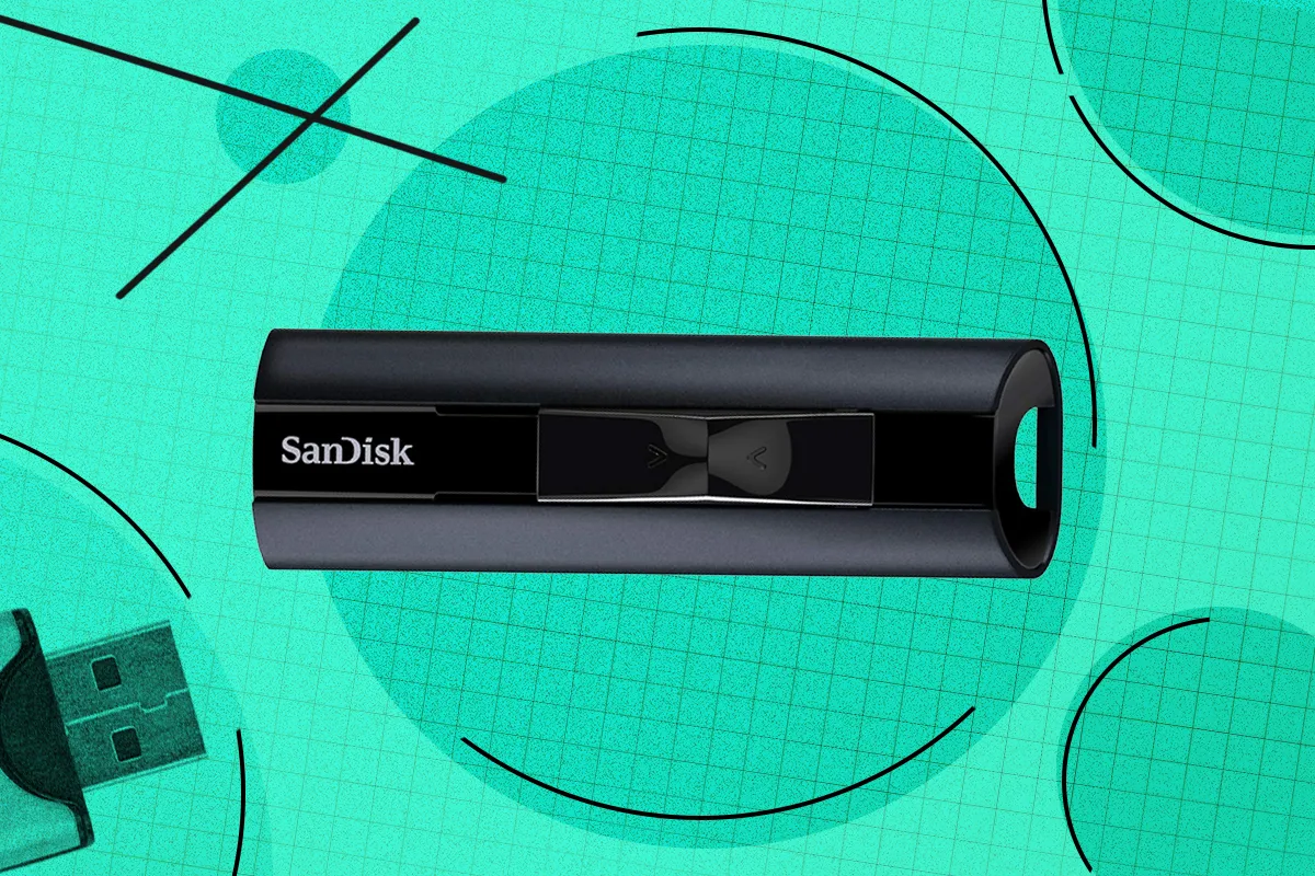 Несколько USB-флешек разных цветов и форм на светлом фоне