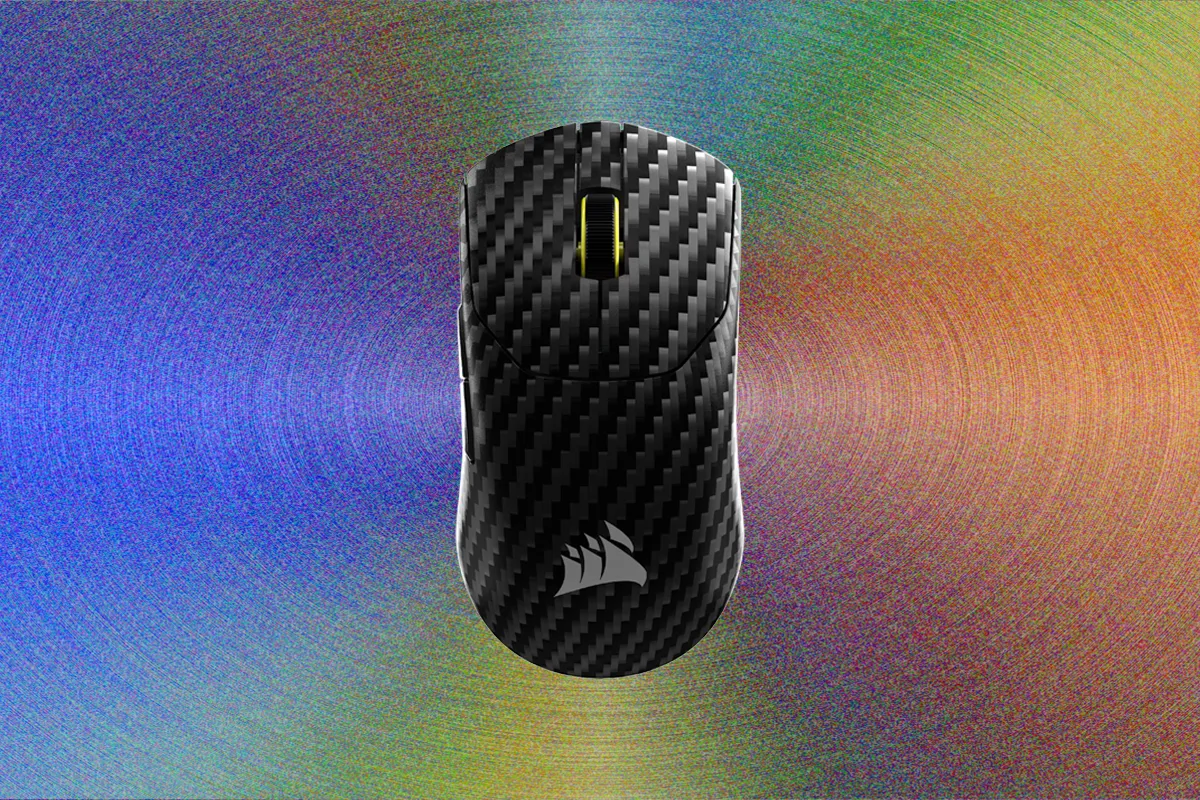 Игровая мышь Corsair Sabre V2 из углеродного волокна и магния на столе