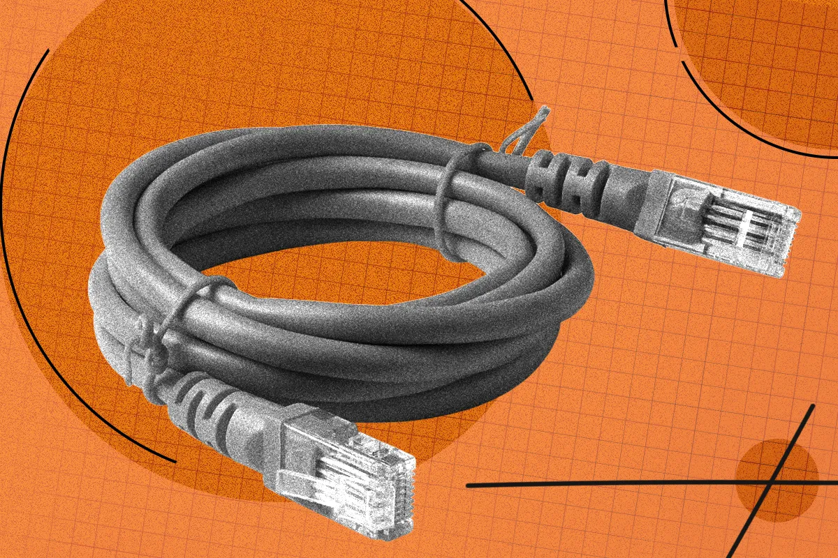 Аккуратно проложенные Ethernet-кабели вдоль плинтуса и в кабель-канале