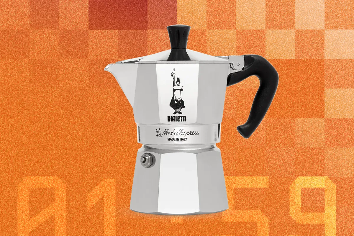 Мока-пот Bialetti на плите, готовый к завариванию кофе