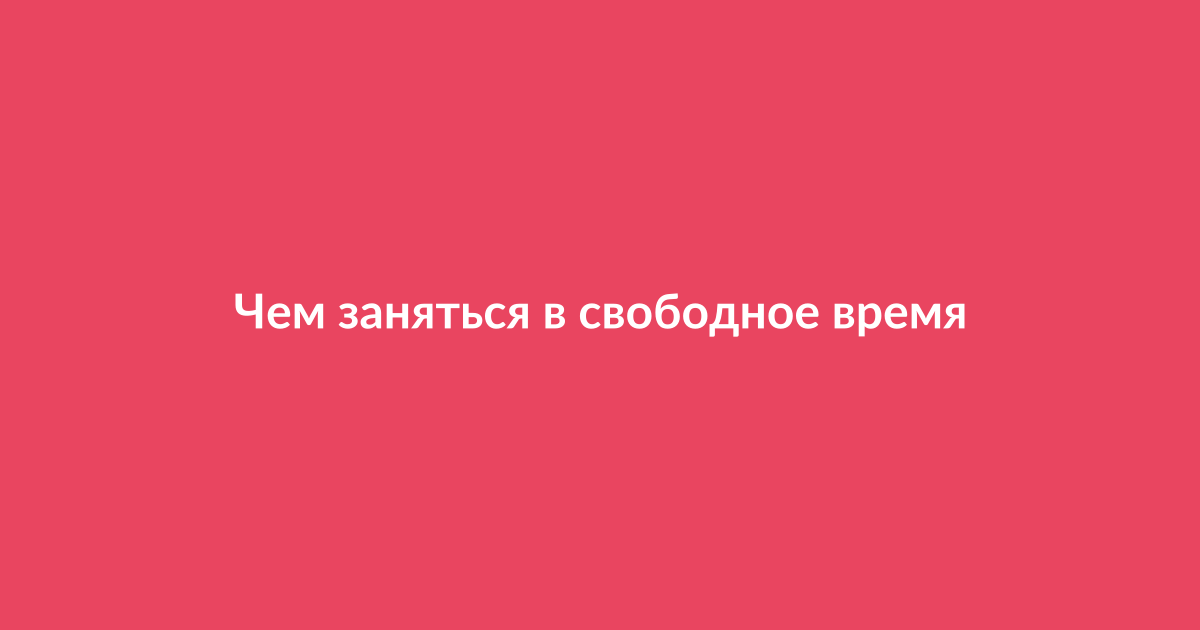Пожилой человек смотрит телевизор на диване в гостиной