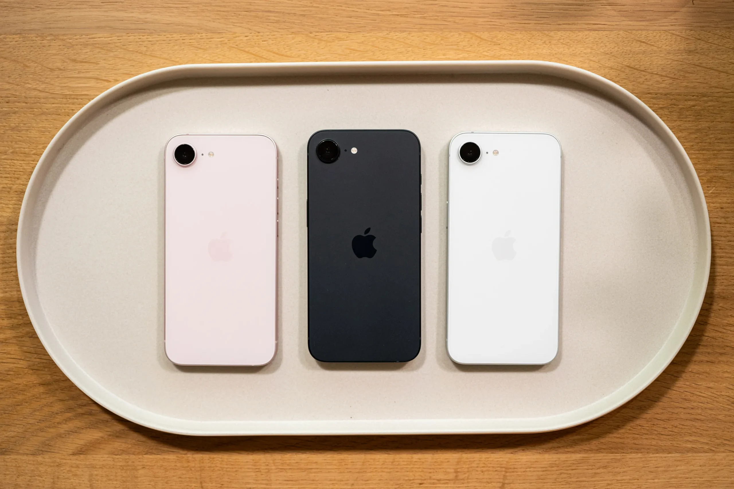 Смартфон Apple iPhone 17e на белом фоне