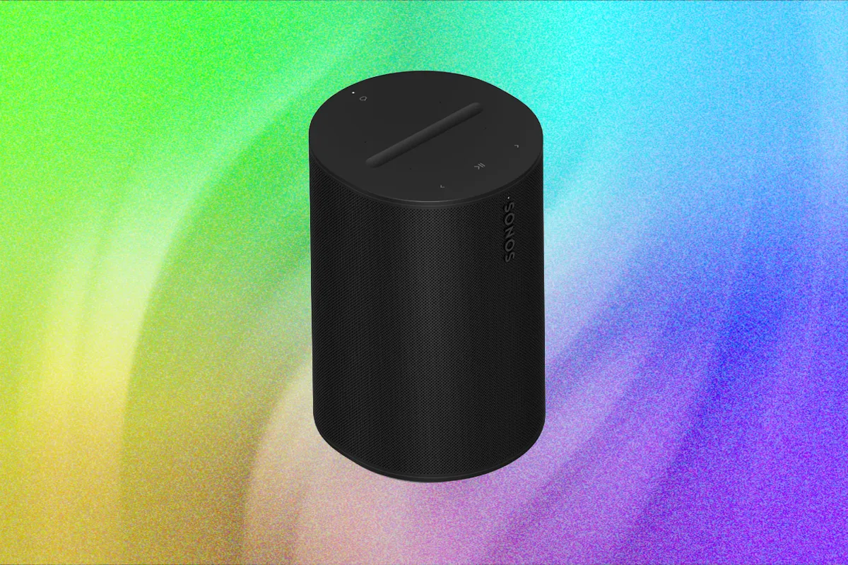 Колонки Sonos разных моделей на белом фоне