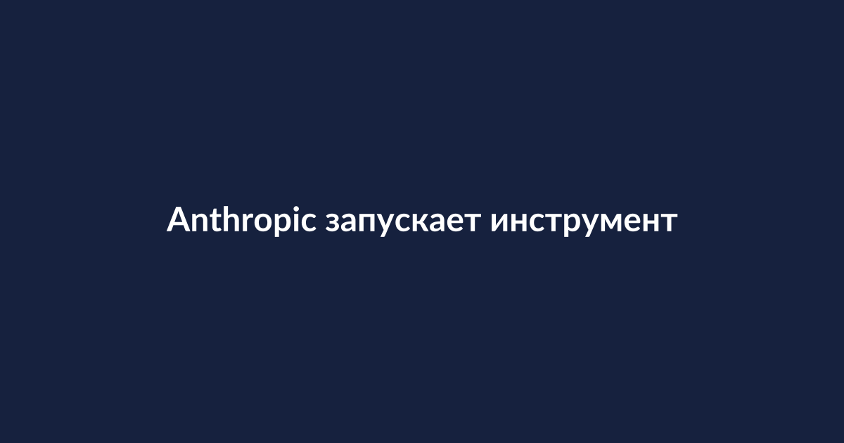 Разработчики за работой, обсуждающие код на экране компьютера